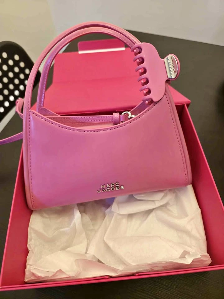Marc Jacobs - The Glam claw clip leather crossbody bag