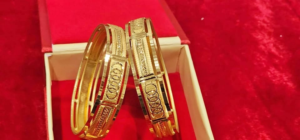 Ladies silver bangle with 1 gram gold polish