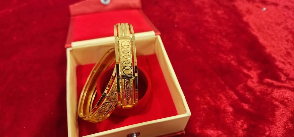 Ladies silver bangle with 1 gram gold polish - photo 3