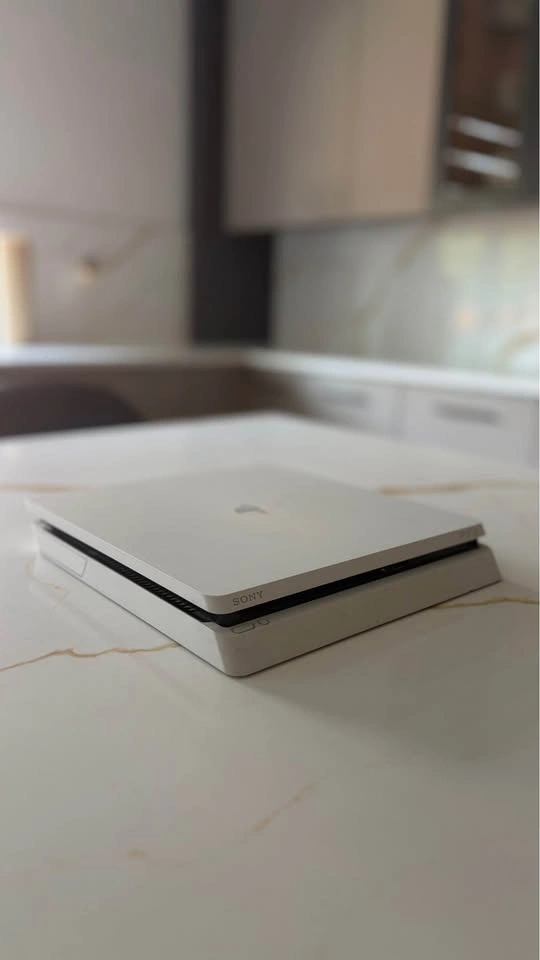 PS4 Slim 1TB Glacier White with 2 Controllers and 4 Games - photo 3