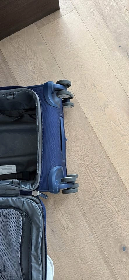 Samsonite carry-on with 360 degree dual wheels - photo 3