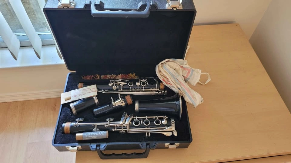 Vito Standard Plastic B-Flat Clarinet – Ready to Play - photo 5