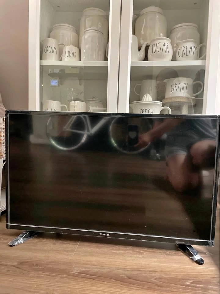 Toshiba LCD TV 28"