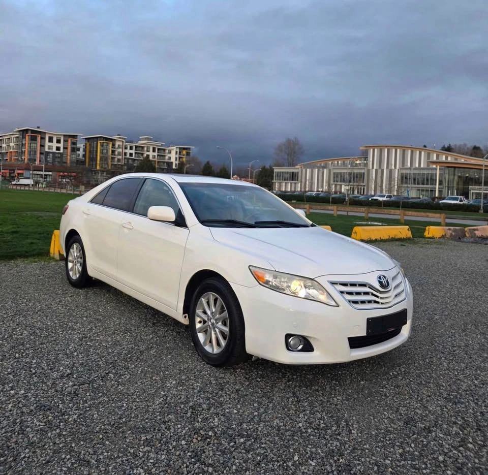 2011 Toyota Camry - photo 2