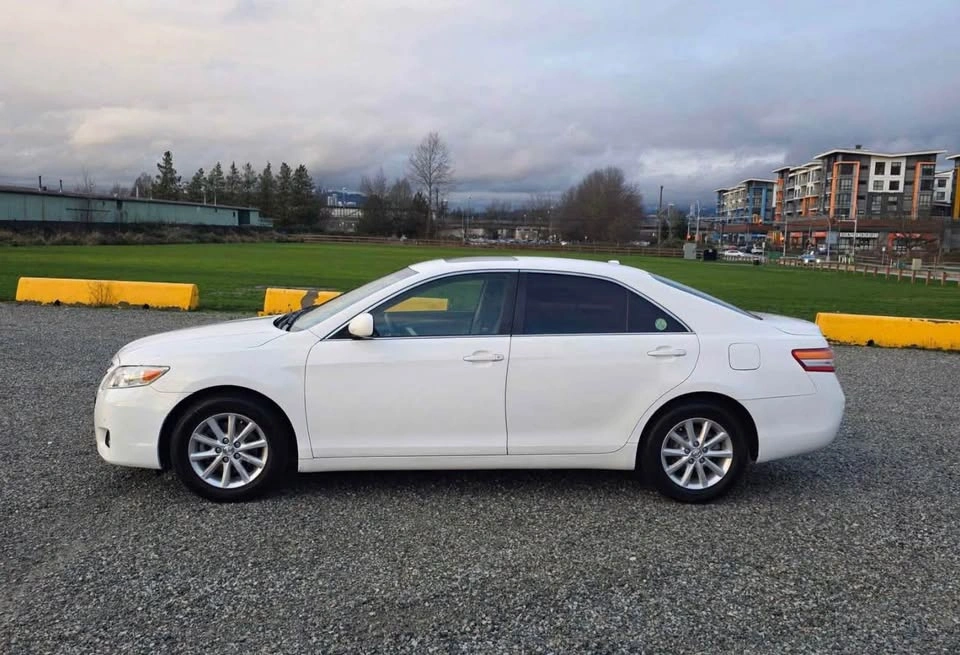 2011 Toyota Camry - photo 4