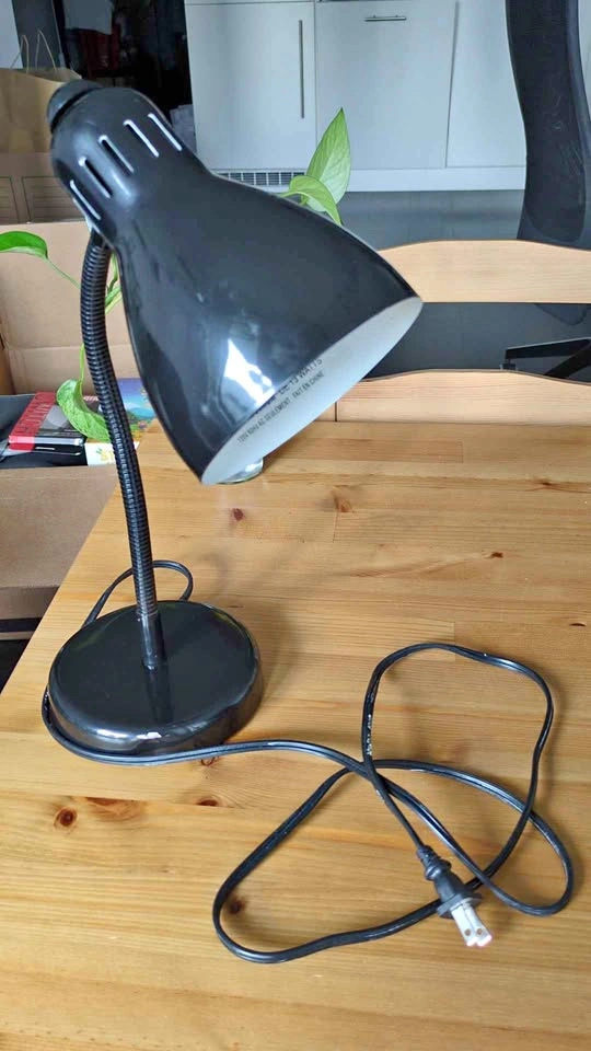 Desk lamp