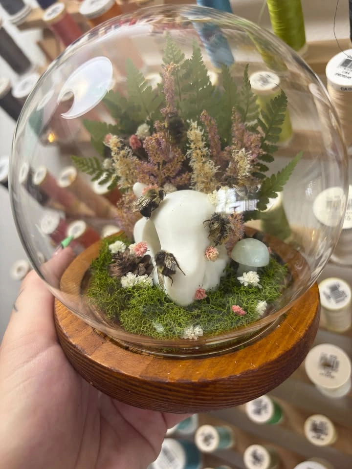 Mini Cubone Skull Dome with Dried Flowers and Bees - photo 2