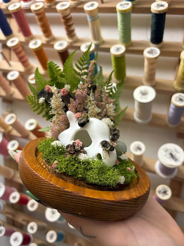 Mini Cubone Skull Dome with Dried Flowers and Bees - photo 3