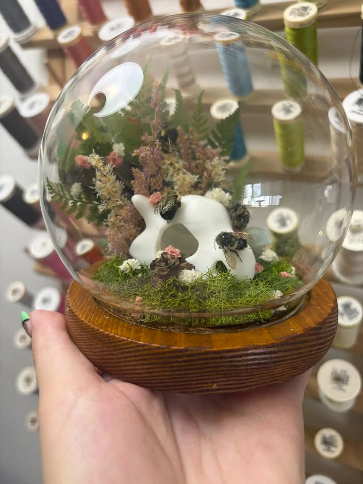 Mini Cubone Skull Dome with Dried Flowers and Bees - photo 4