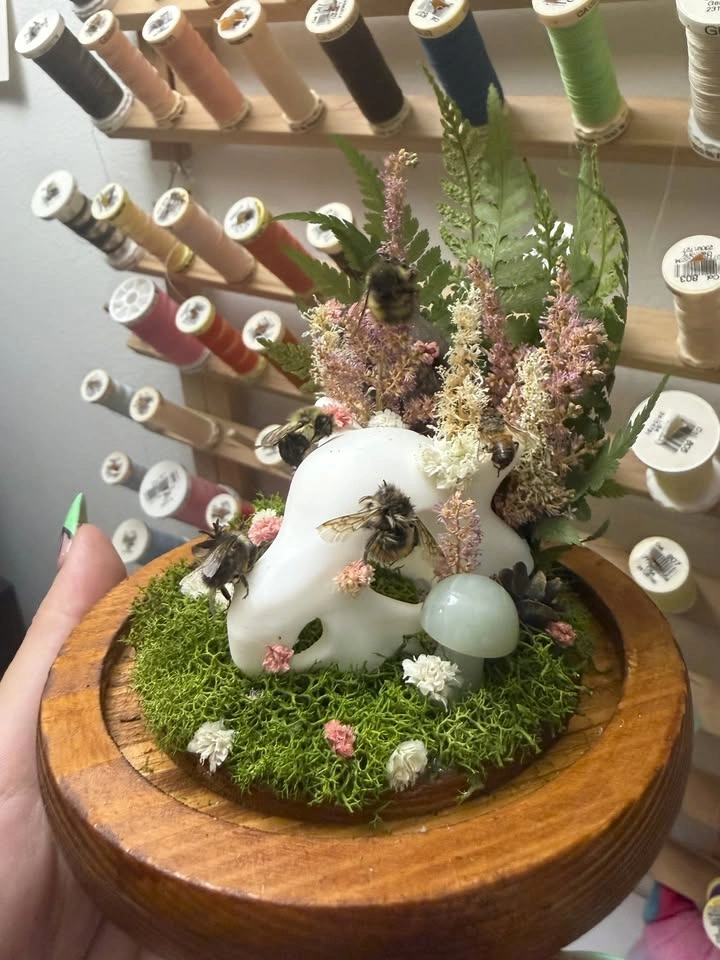 Mini Cubone Skull Dome with Dried Flowers and Bees - photo 5