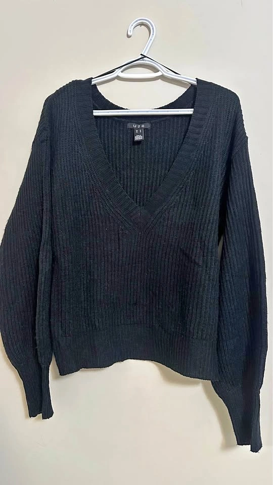 U2B V-Neck Knit Sweater