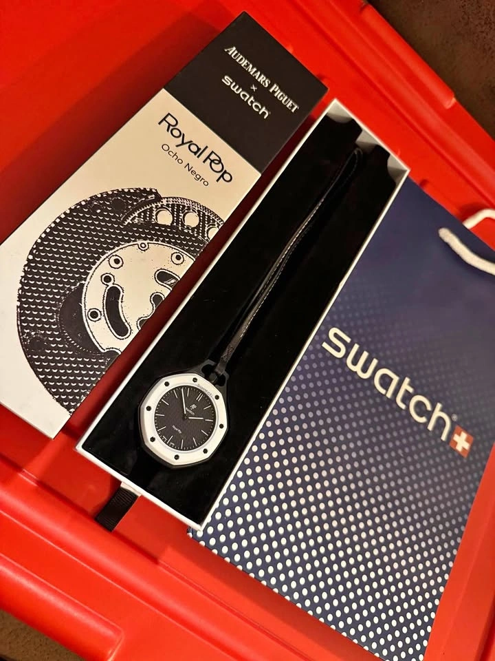 AP x Swatch Ocho Negro