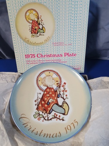 Schmid Sister Hummel 1975 Christmas Plate - 5th in Series