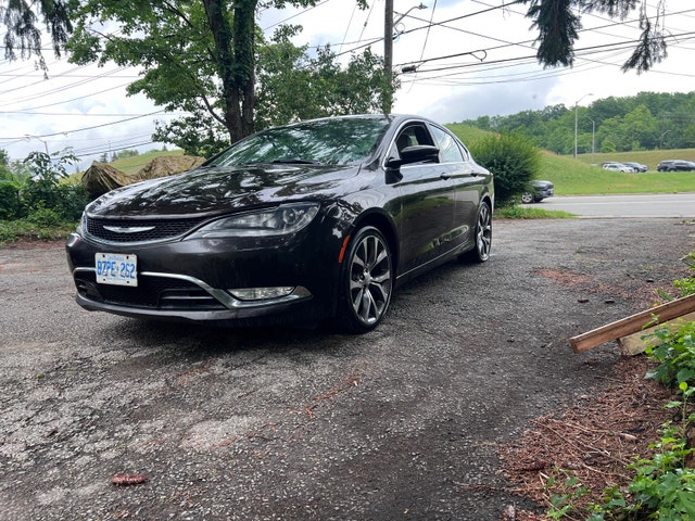 2015 Chrysler 200C V6 | Fully Loaded | 276,211 km | As-Is - photo 2