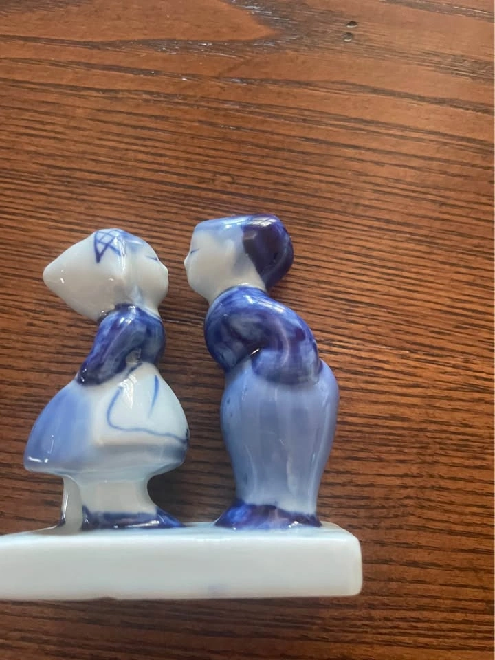 Vintage Delft Blue Kissing Dutch Boy & Girl Figurine - photo 2