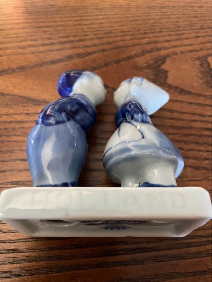Vintage Delft Blue Kissing Dutch Boy & Girl Figurine - photo 4