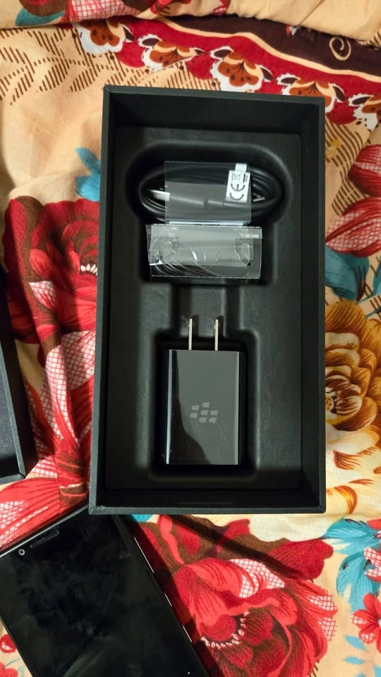 BlackBerry KEY2 64GB Black (BBF100-2) Unlocked - Complete in Box - photo 4