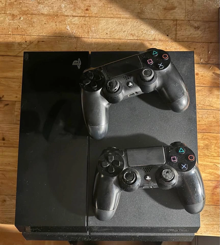 Sony PlayStation 4 with 2 Controllers