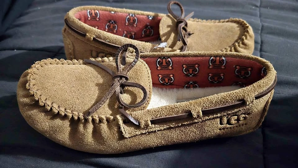 BNWT UGG Kids Dakota Moccasin Slippers