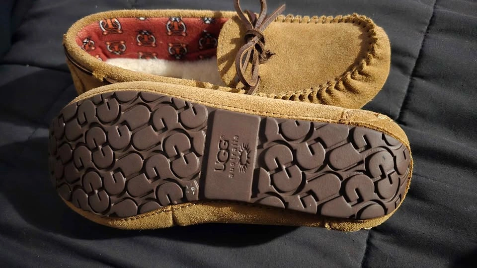 BNWT UGG Kids Dakota Moccasin Slippers - photo 3