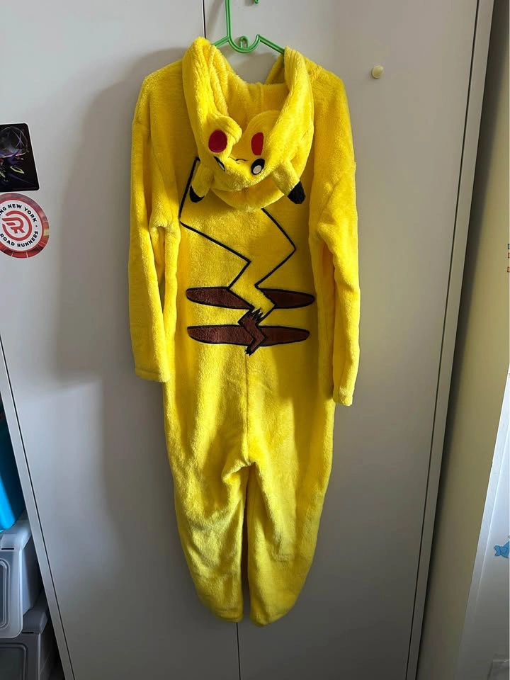 H&M Pikachu Pyjamas kids Size 5-6 - photo 2