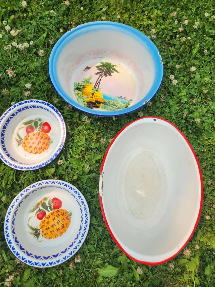 Lot of Mid Century Enamelware Bowls, 8 pieces total - photo 2