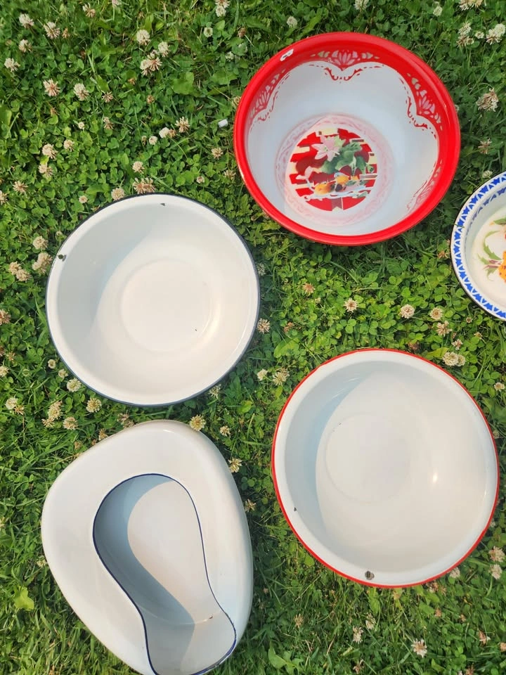 Lot of Mid Century Enamelware Bowls, 8 pieces total - photo 3