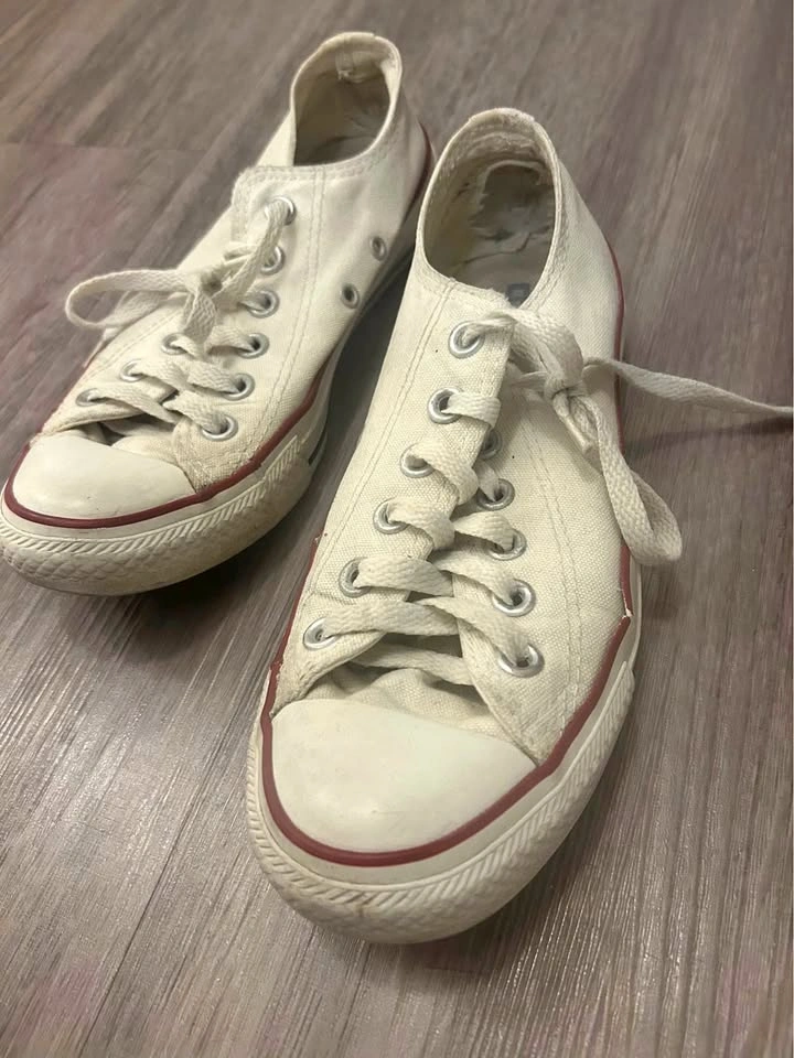 Converse Chuck Taylor All Star Low Top Sneakers - Women’s 6.5
