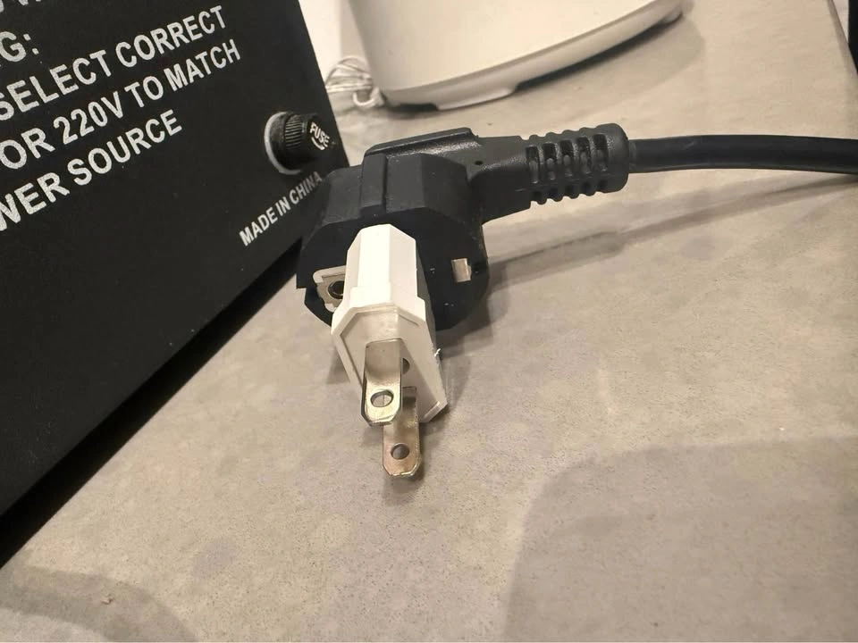 Goldsource TC-1000W Up/Down Voltage Converter - photo 3