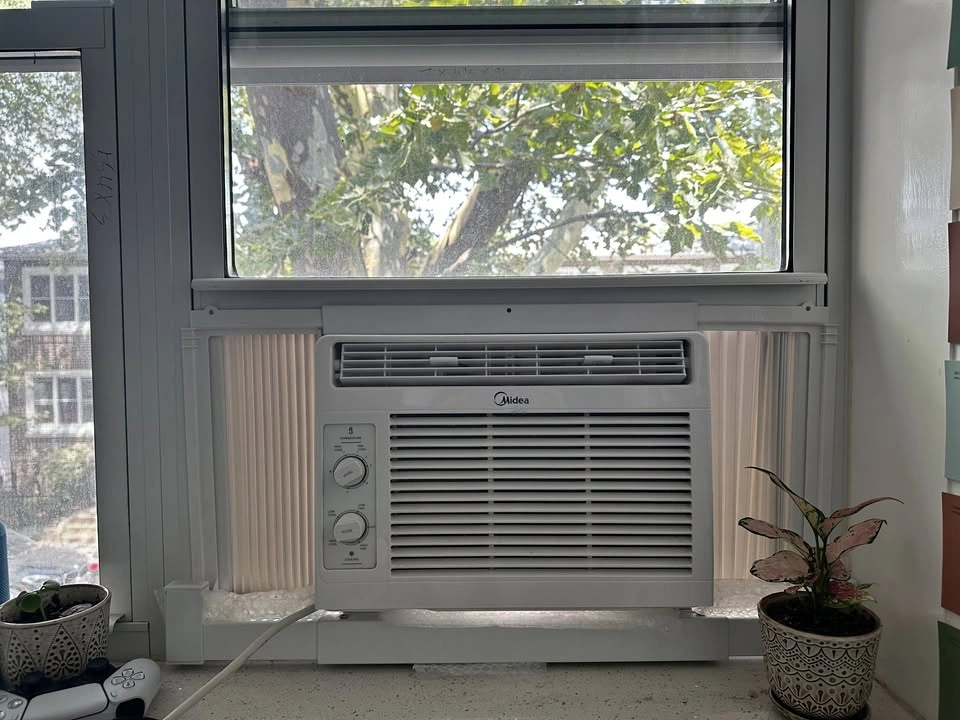 Midea 5,000 BTU Window Air Conditioner (White) — Like New