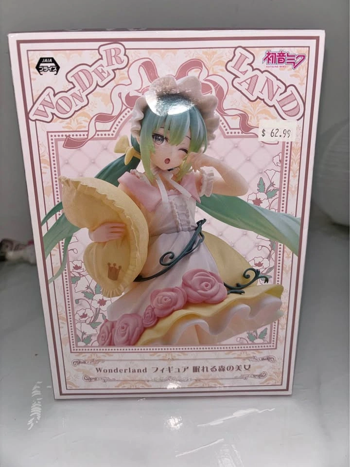 Sleeping beauty-wonderland Miku figure