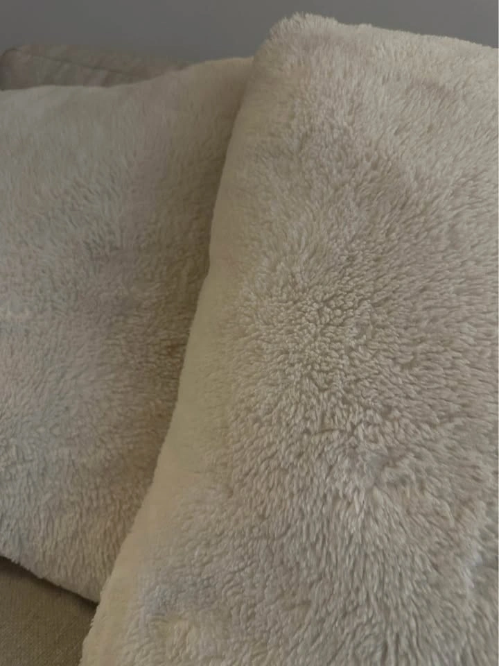 Set of 2 White Faux Fur Throw Pillows - photo 2