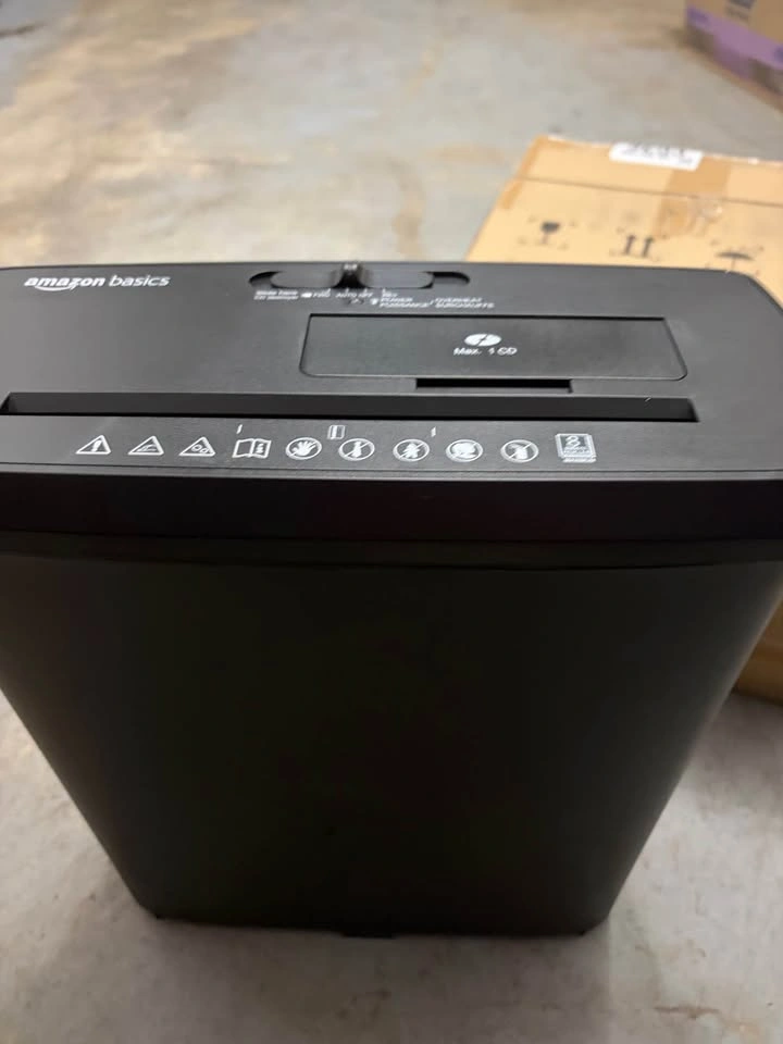 Amazon Basics shredder - photo 3