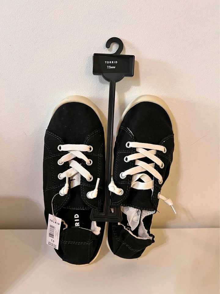 NEW Torrid Riley Ruched Sneakers WW Size 7.5 Women’s (Black)
