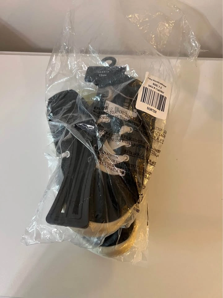 NEW Torrid Riley Ruched Sneakers WW Size 7.5 Women’s (Black) - photo 2