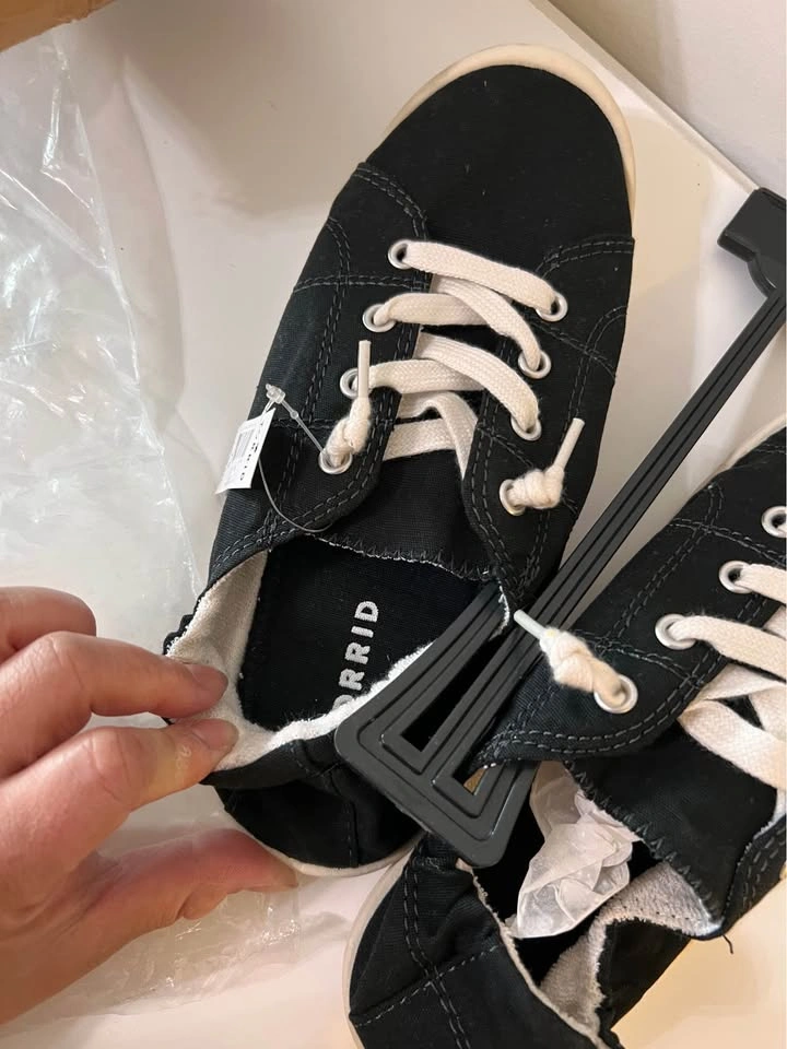 NEW Torrid Riley Ruched Sneakers WW Size 7.5 Women’s (Black) - photo 5