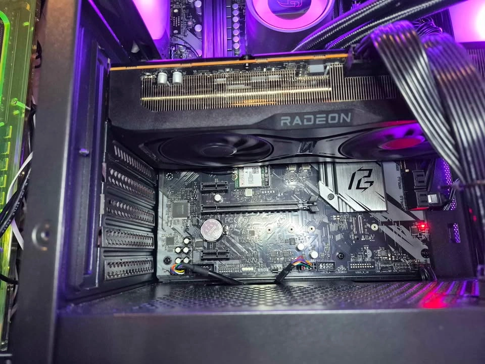Radeon RX 9070 GRE (Unreleased AMD Reference, rare) - photo 5