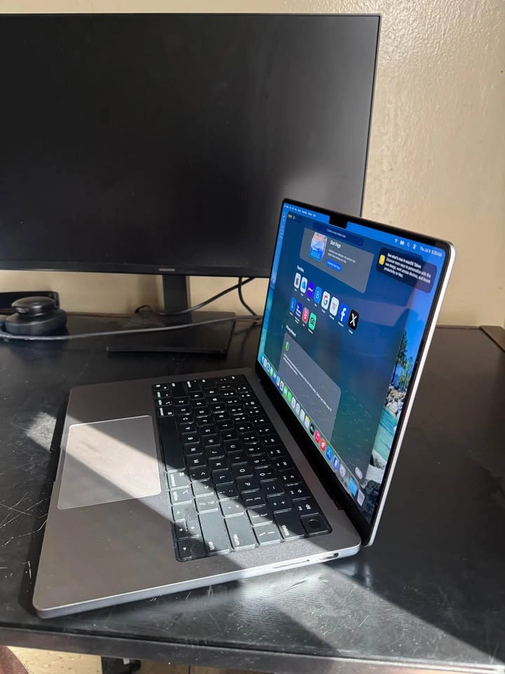 14" Macbook Pro with an Apple M3, 512 SSD, 8GB RAM - photo 2