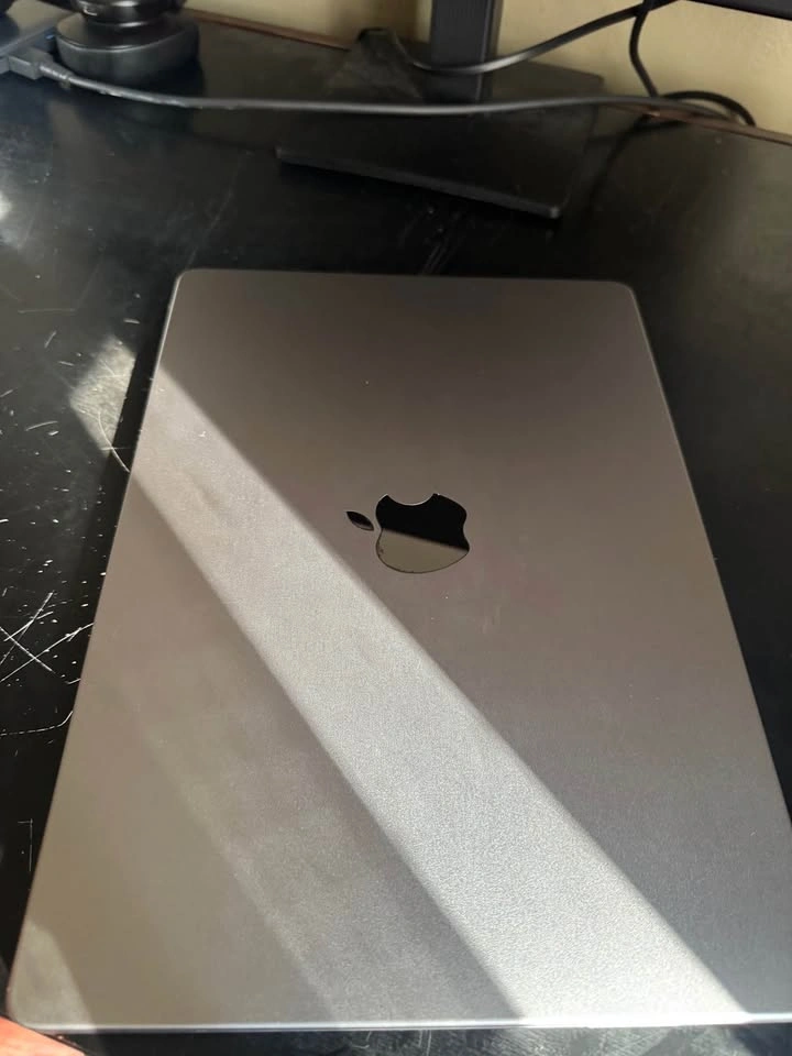 14" Macbook Pro with an Apple M3, 512 SSD, 8GB RAM - photo 3