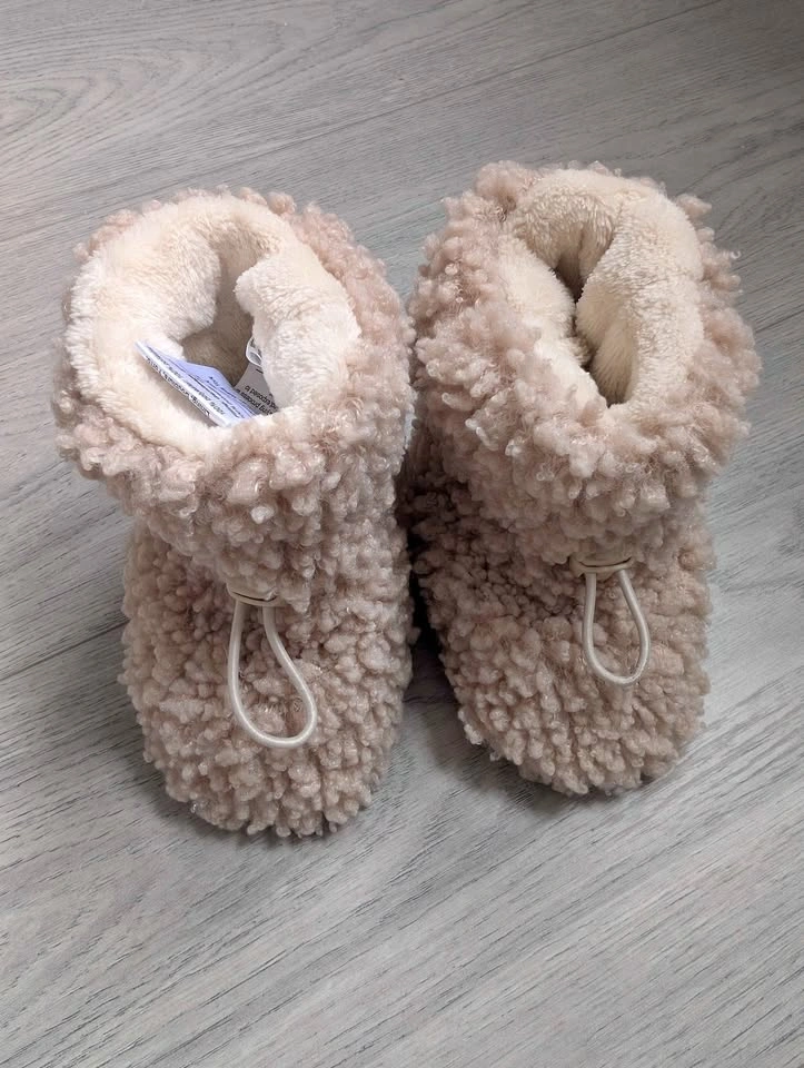 Baby booties (6-12m)
