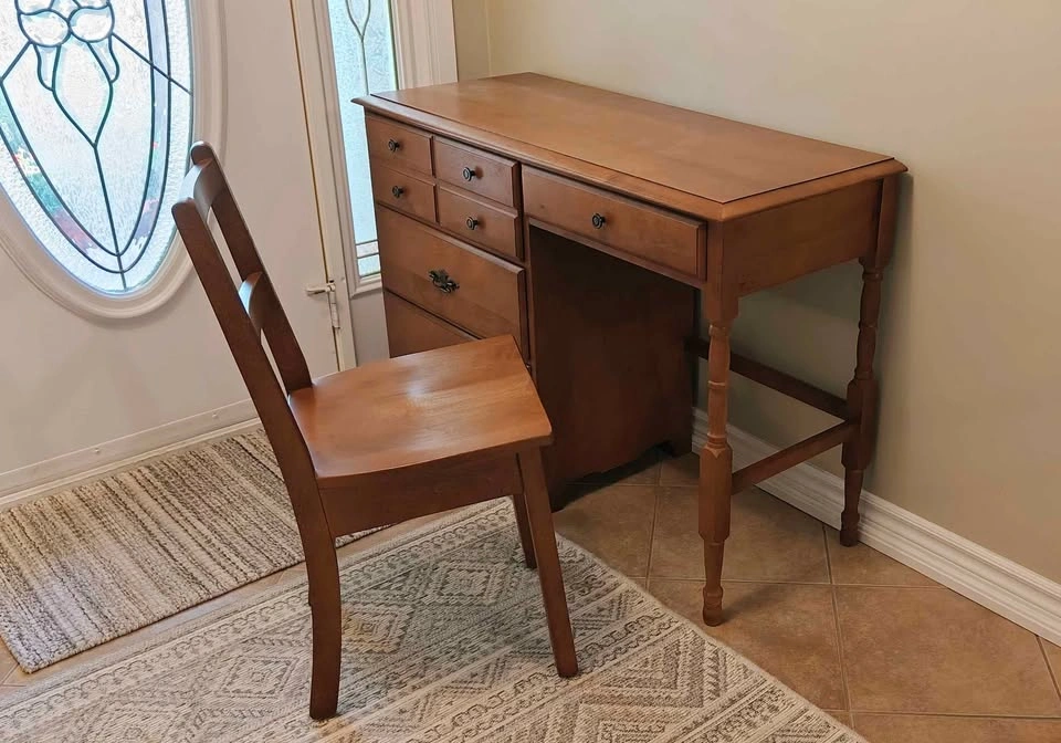 Small solid wood desk and chair - photo 2