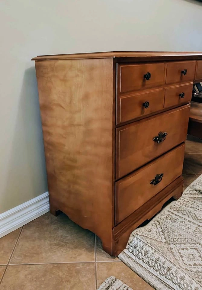 Small solid wood desk and chair - photo 3