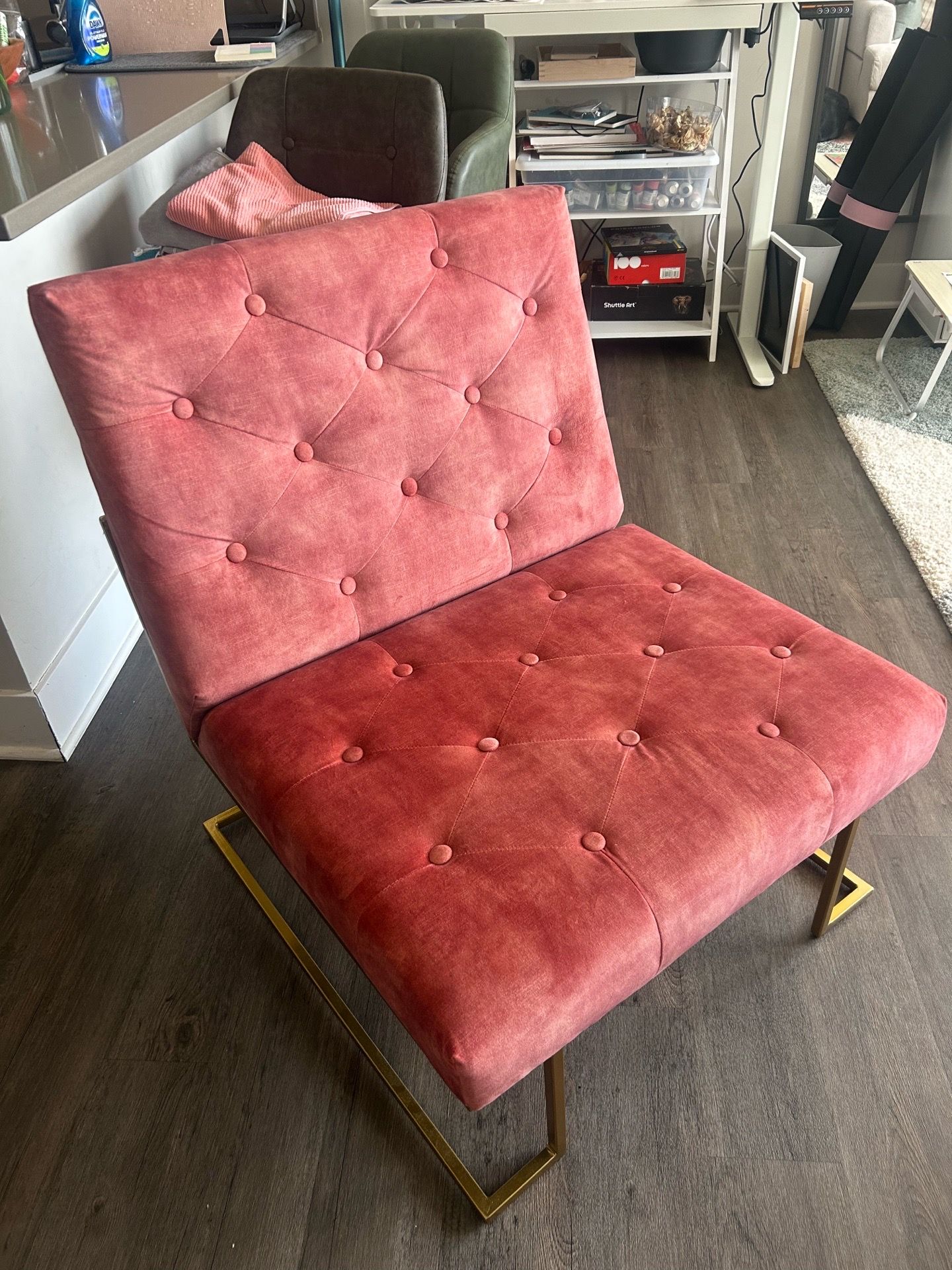 Comfy pink chair - photo 3