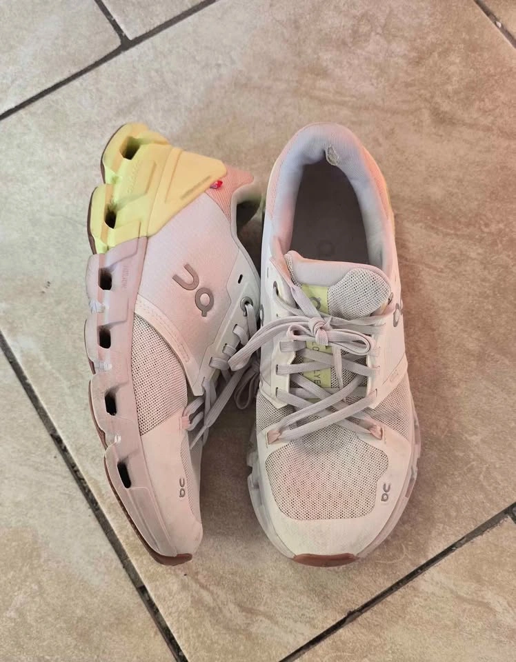 Women's On Cloud size 8.5 shoes