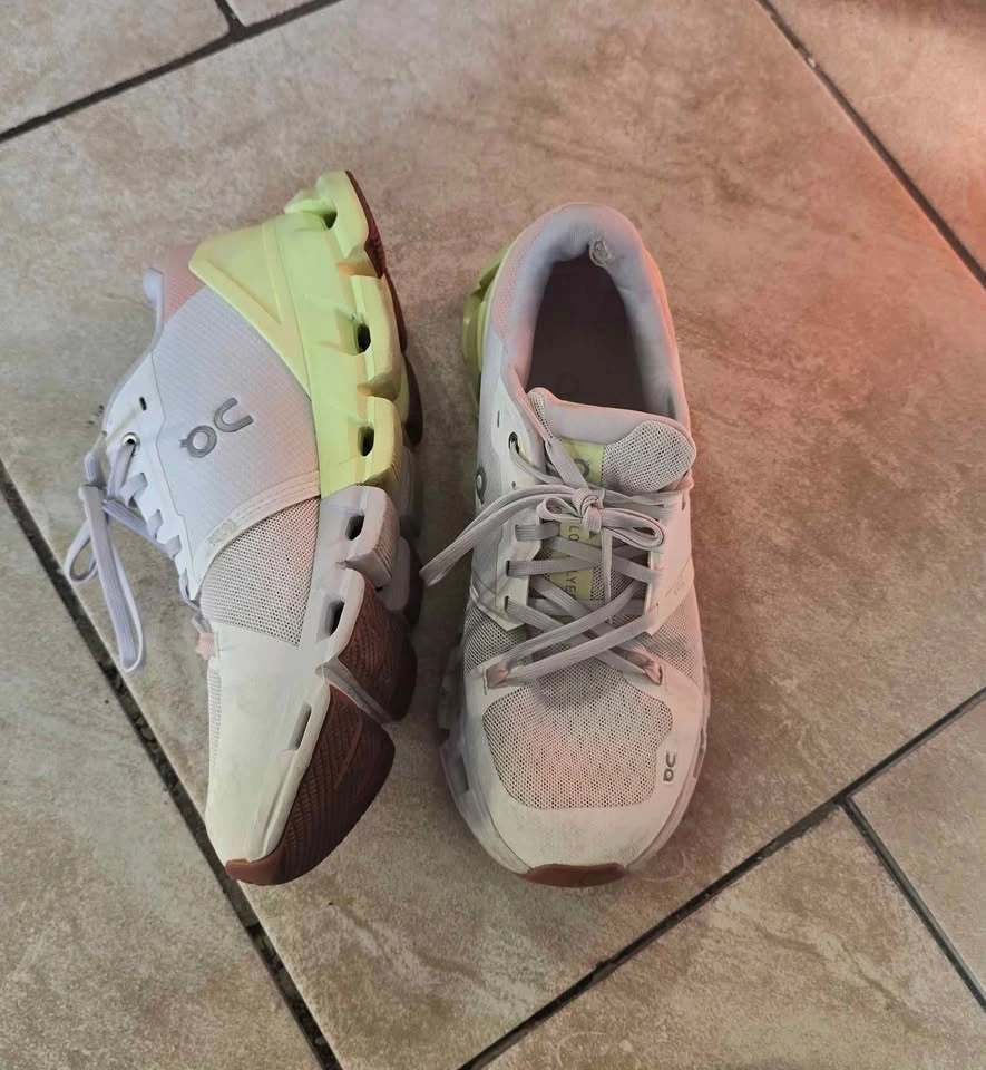 Women's On Cloud size 8.5 shoes - photo 2