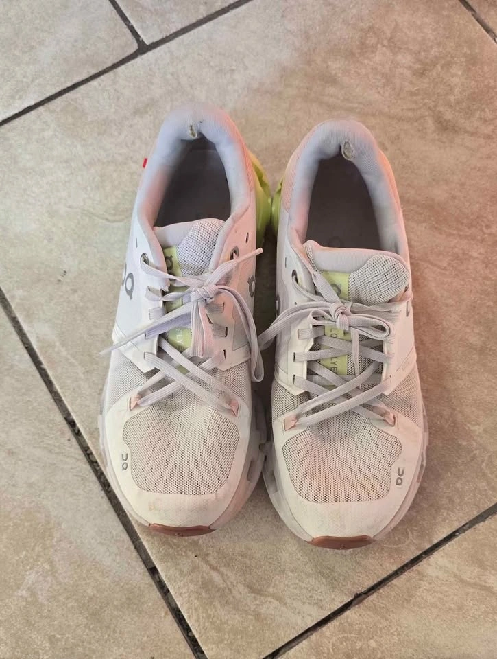 Women's On Cloud size 8.5 shoes - photo 3