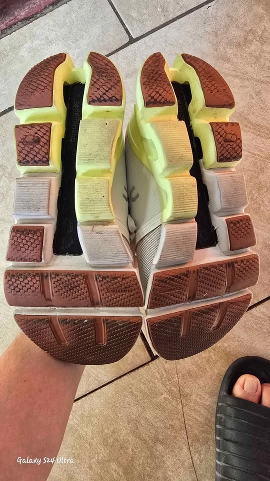 Women's On Cloud size 8.5 shoes - photo 4