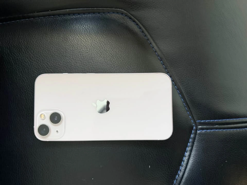iPhone 13 - photo 2