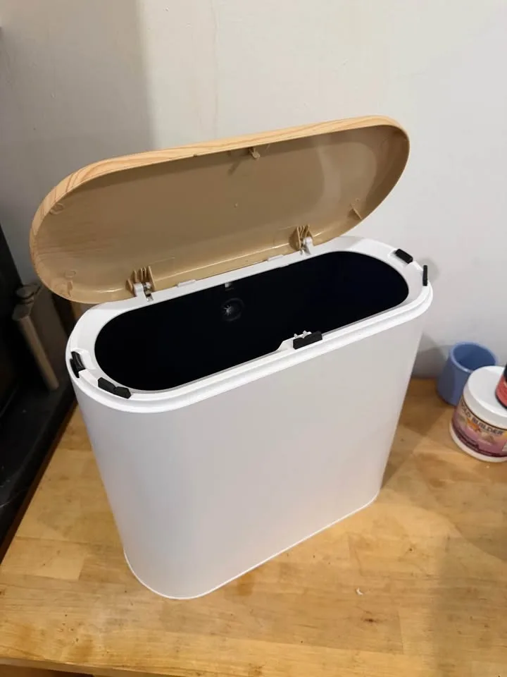 Small White Trash Can with Wood Grain Lid 10 L - photo 2