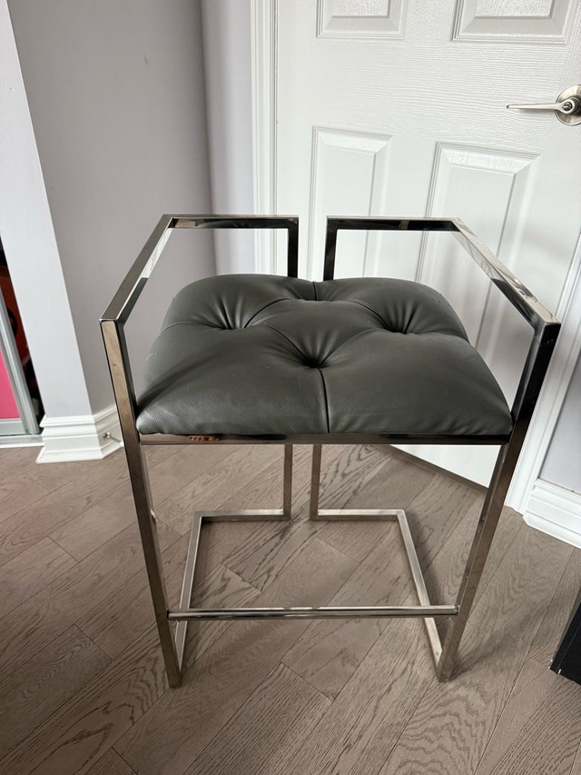 Makeup chair/stool